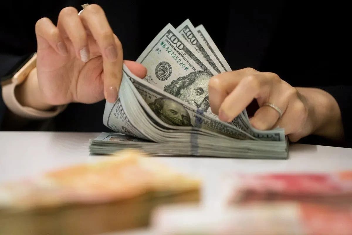 الاستثنائيّةُ الأميركيّةُ تُشارفُ على الانهيار.. فهل يختفي الدولار؟