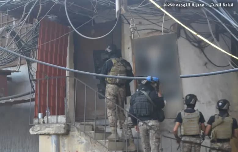 اشتباك مع مطلوبين ودهم مستودعات.. الجيش يوقف ٥٥ شخصًا