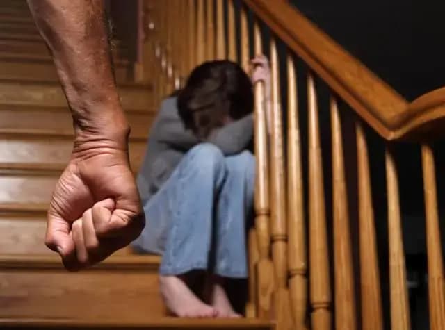 فيديو تعنيف يثير الجدل.. والأم تتعاقب!