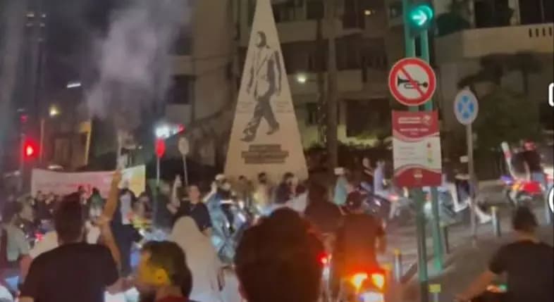 احتجاجات غاضبة أمام منزل حمادة.. فما السبب؟