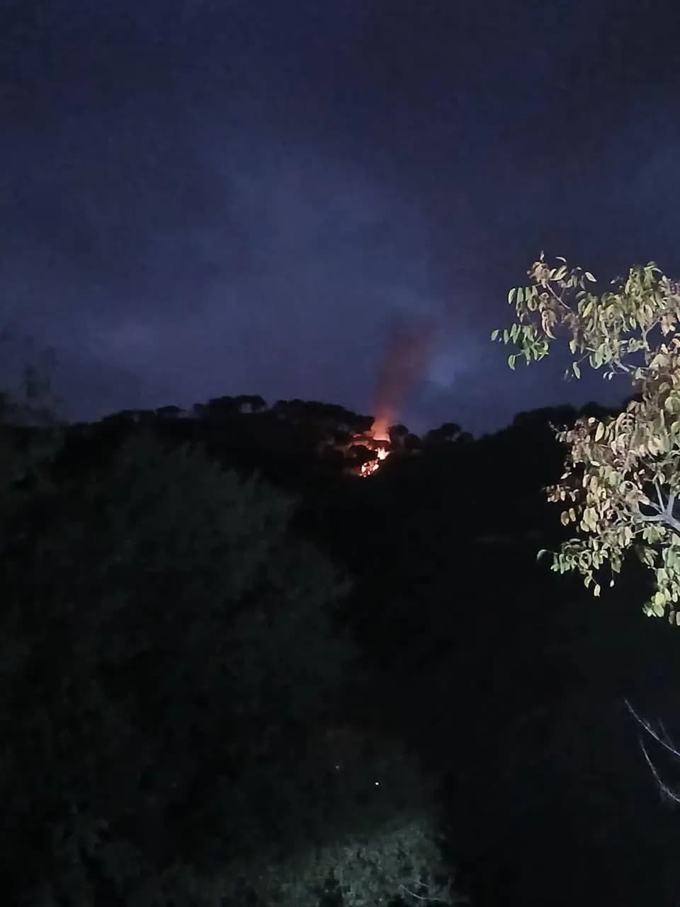 في جباع.. قنبلة تشعل حريقاً