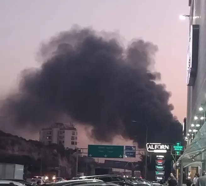 دخان أسود يغطي أوتوستراد خلدة الناعمة.. ماذا يجري؟