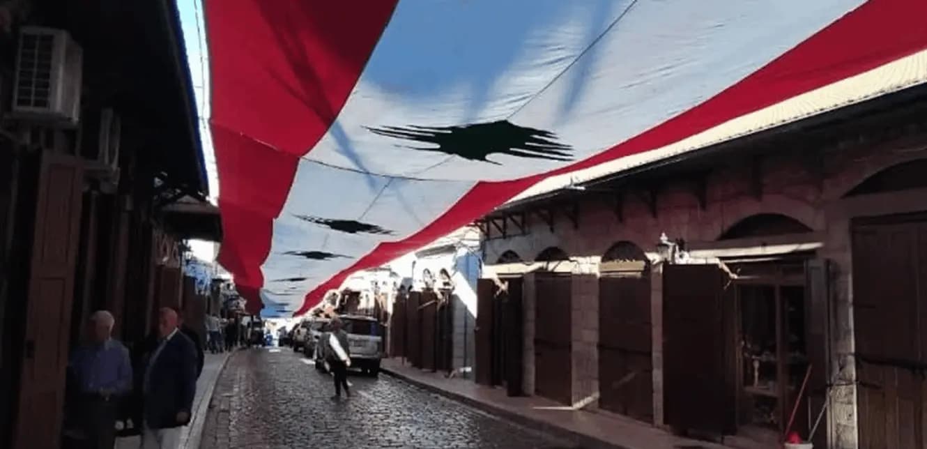 بين التراث والهوية.. راشيا تزين سوقها بأطول علم لبناني