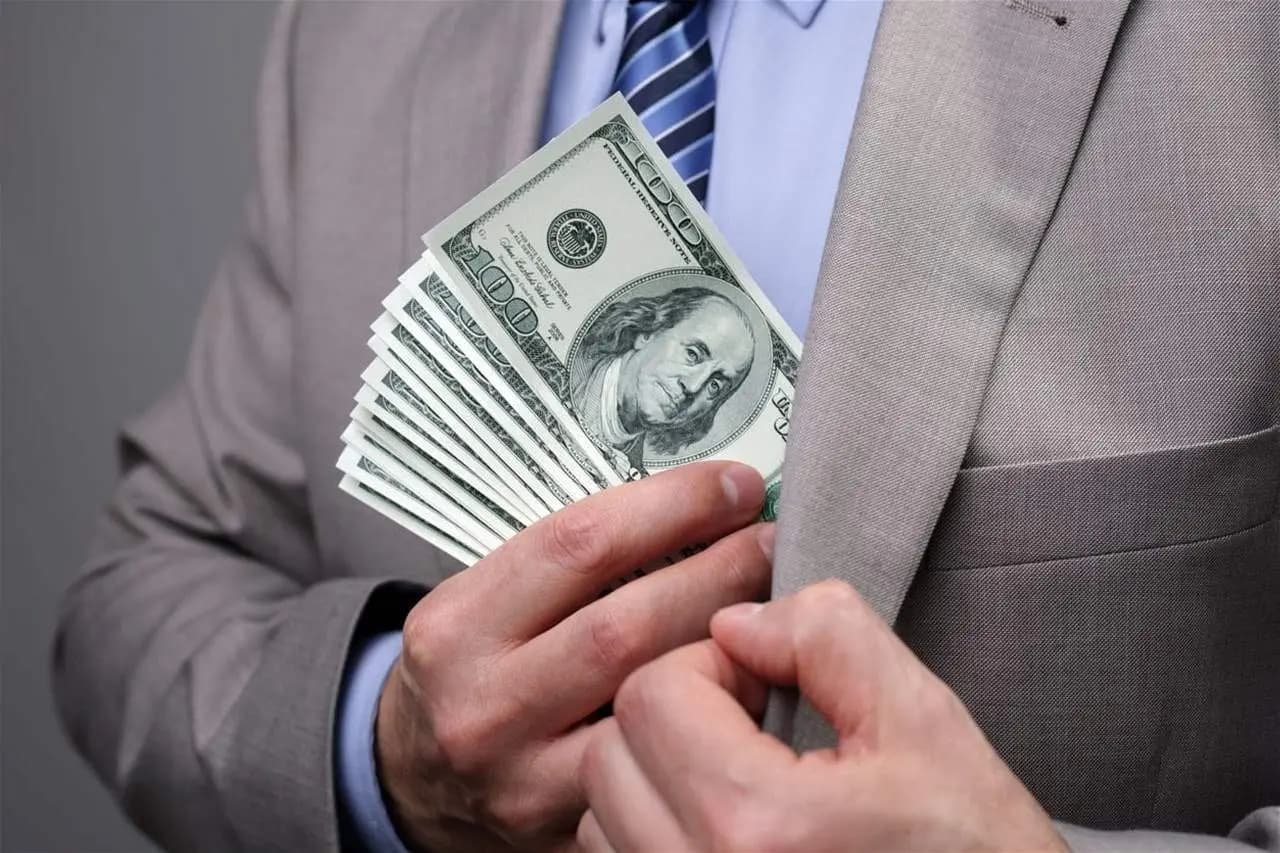 التحقيق يبدأ بعد اختفاء 100 ألف دولار