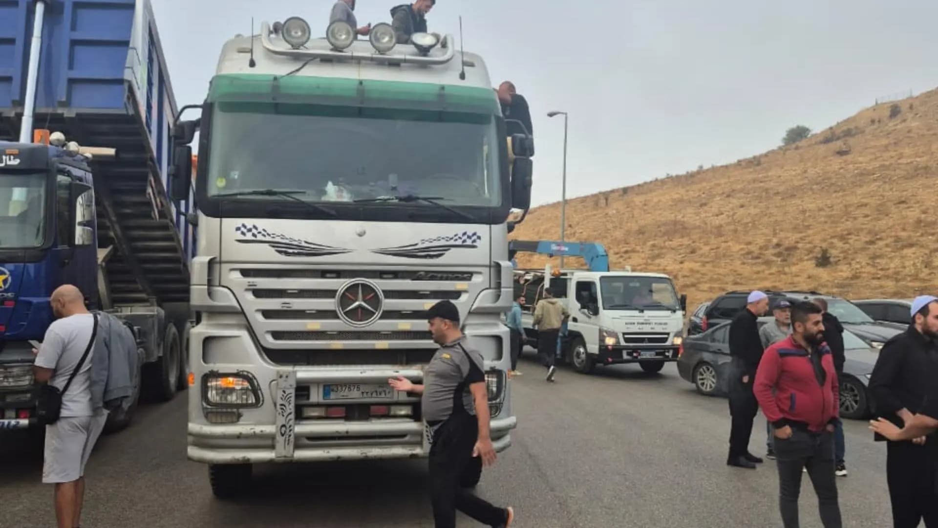 لهذا السبب.. شاحنات تقطع طريق ضهر البيدر