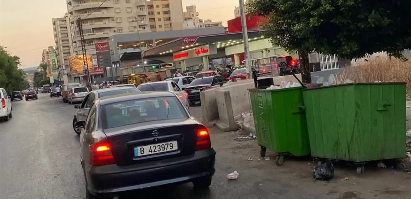 قبل صدور تسعيرة جديدة.. زحمة خانقة على محطات البنزين في طرابلس