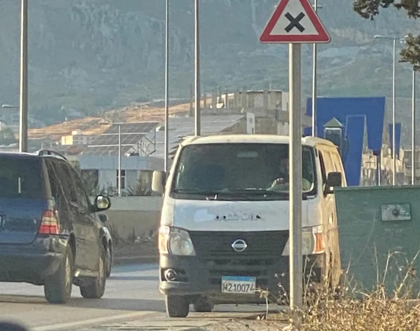 67 مخالفة.. طريق شتورة تحت مراقبة الشرطة