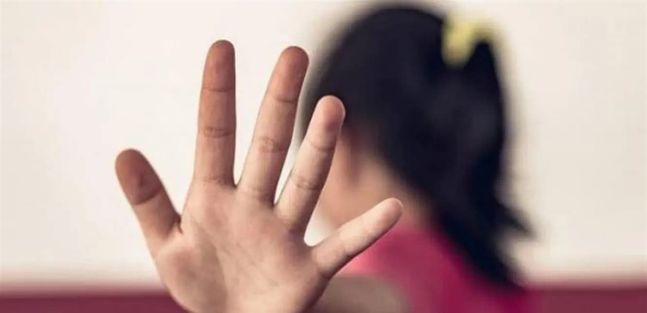 "وحش خمسيني" يتحـ.ـرش بابنة الـ"١٣" عامًا!