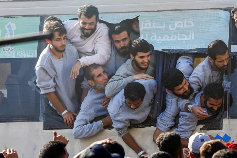 في استقبال شعبي.. خان يونس تستقبل الأسرى الفلسطينيين