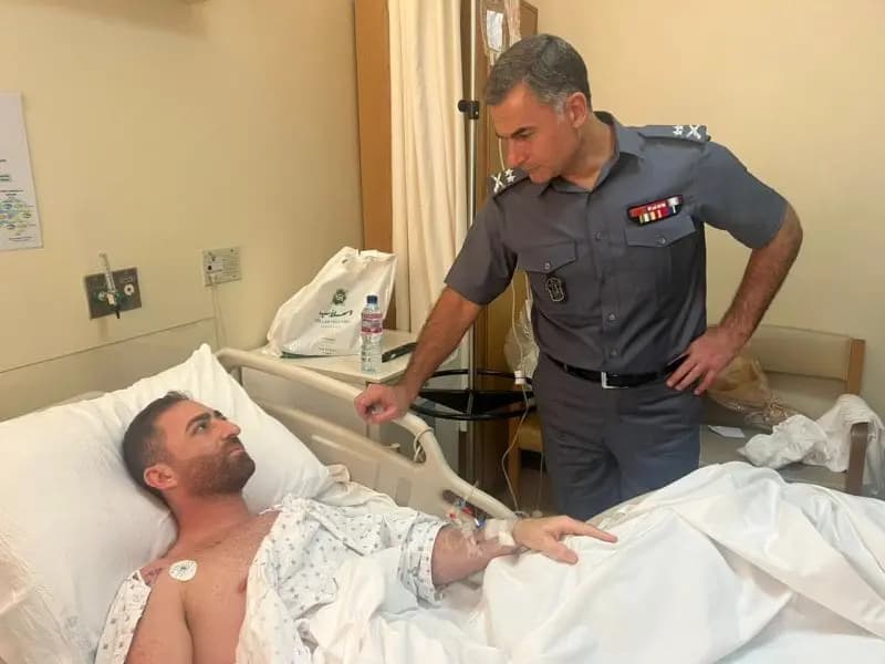 "بعد إصابتهما في السعديات".. عبد الله يزور الضباط