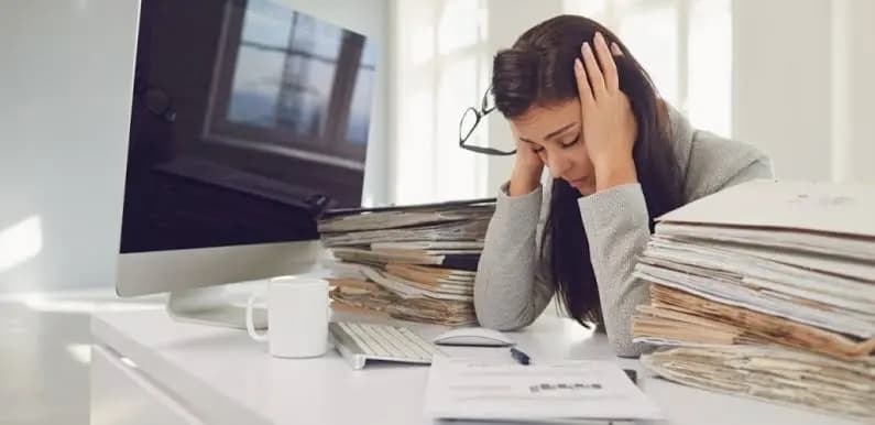 الأمُّ الموظَّفةُ في صراعٍ دائمٍ.. فهلِ النظامُ الماليُّ سيساعدُها؟