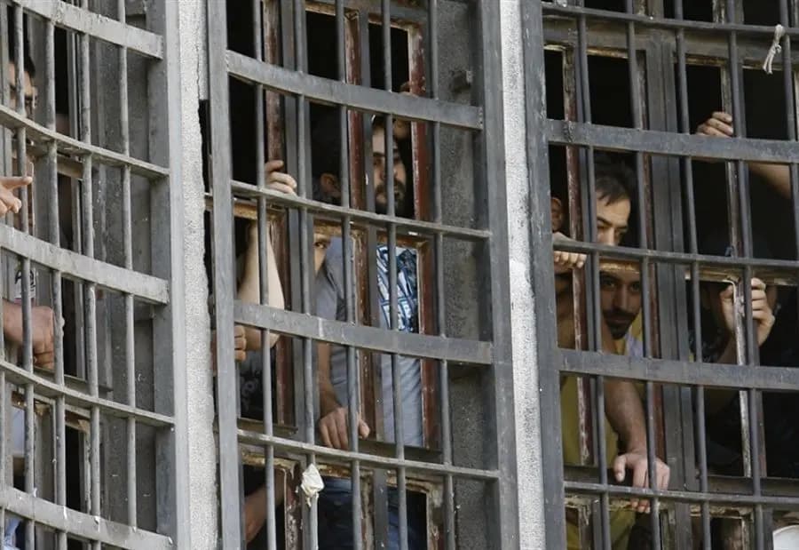 أحد الحلول لإكتظاظ السجون... ماذا يقول القانون اللبناني؟
