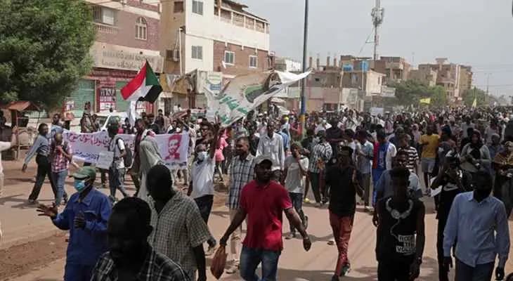 آلاف السودانيين يتظاهرون للمطالبة برحيل العسكريين!
