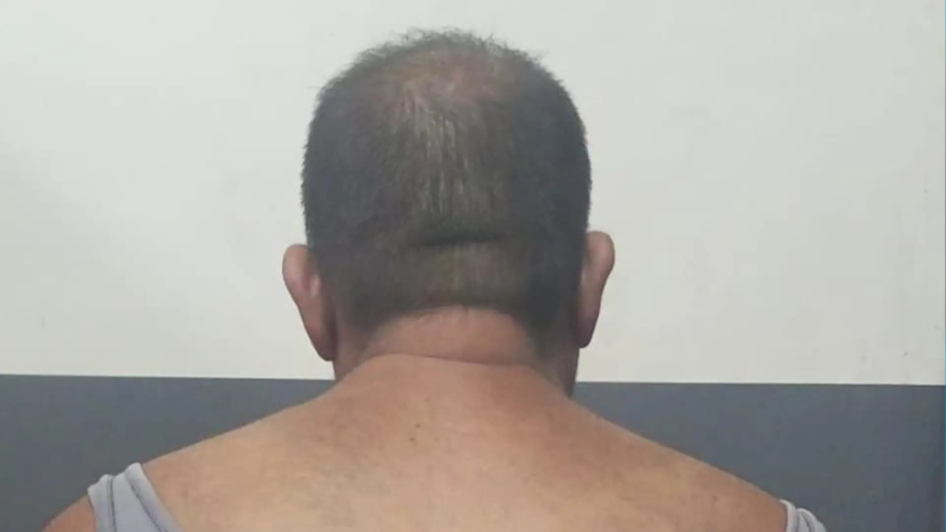 يتحـ.ـرّش بالقاصرين.. ويصوّر جـ.ـريمته!
