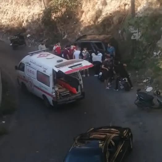 سيارة تتدهور وتسقط من مرتفع في طرابلس