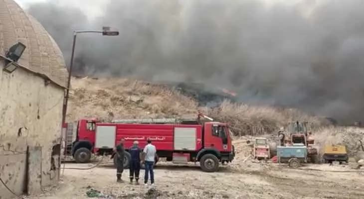 عناصر الدفاع المدني ينسحبون من محيط حريق مكب نفايات طرابلس خوفًا من انفجار محتمل