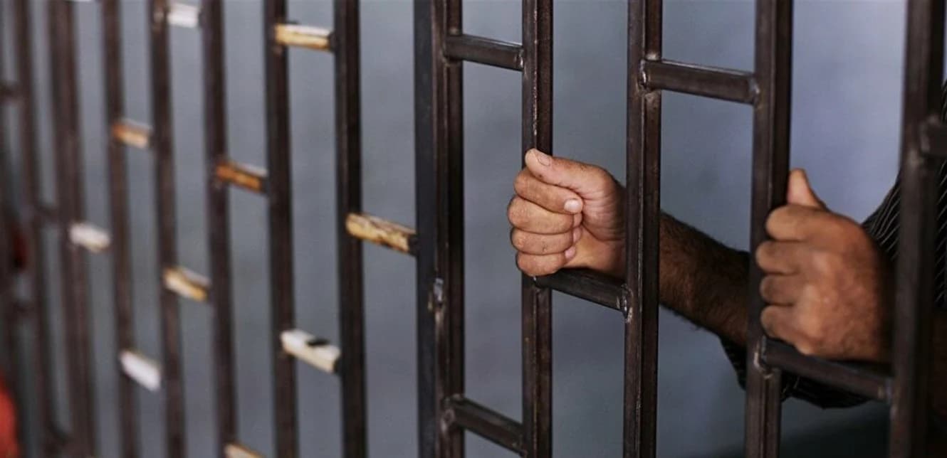وفـ.ـا.ة سجين في رومية تُشعل الغضب