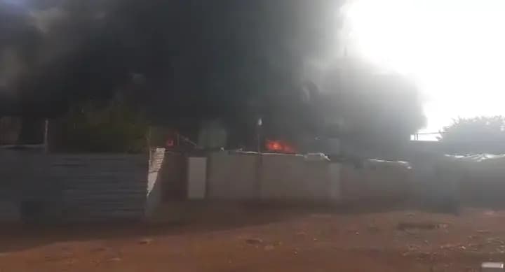 النيران تلتهم معملًا للبطاريات