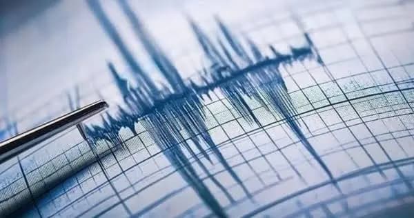 بعد الهزة.. الدفاع المدني يواكب النازحين على الأرض