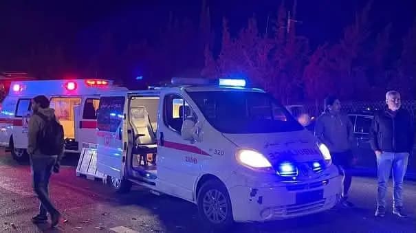 بالصور.. حادث بين سيارة وآلية للجيش على أوتوستراد جبيل