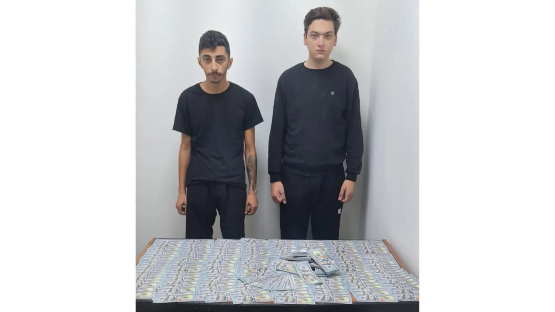توقيف شابين يروّجان دولارات مزيّفة عبر مواقع التواصل