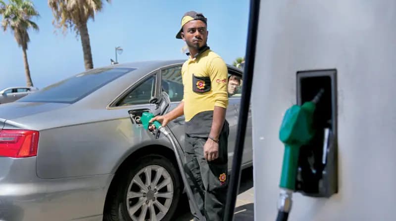 أسعار البنزين "تحرق" رواتب اللبنانيين.. والتنقل بالسيارة للميسورين