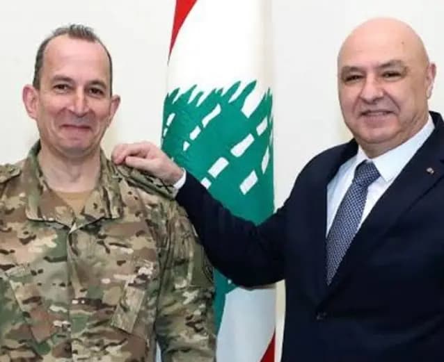 "لتفقد ثكنة بنوا بركات".. عون و هيكل في صور