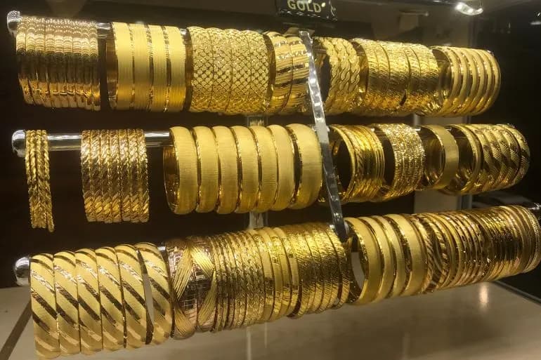 الدولار يلمع.. والذهب ينخفض