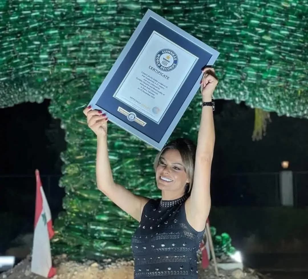 كارولين شبطيني تدخل غينيس بـ"أكبر أرزة بلاستيكية" في لبنان