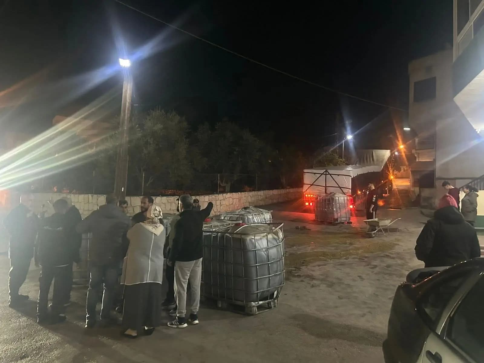 زيت على طريق جب جنين.. تحذير للمارة والسيارات