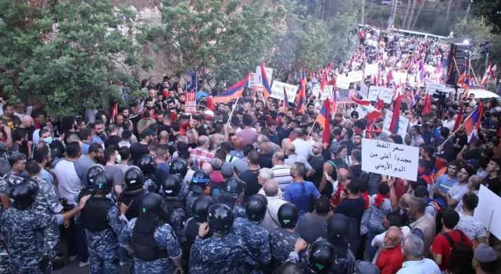 بقرادونيان أمام السفارة الأذرية: سكوت المجتمع الدولي يثبت أن مصالحه بالنفط أهم من حقوق الإنسان