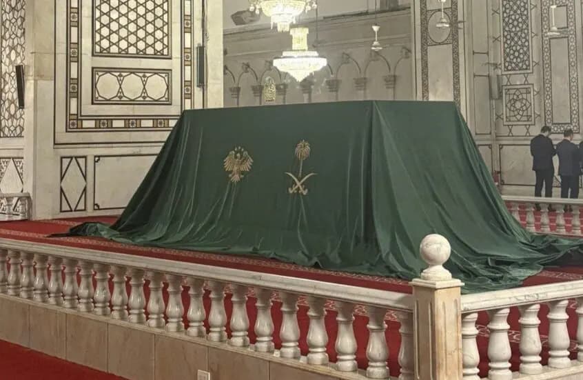 الشرع يكشف سرّ الصندوق في المسجد الأموي.. هدية سعودية ثمينة تزين دمشق