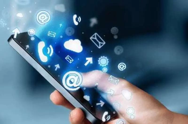 الهاتف والوحدة: هل تقاربنا أم تباعدنا؟
