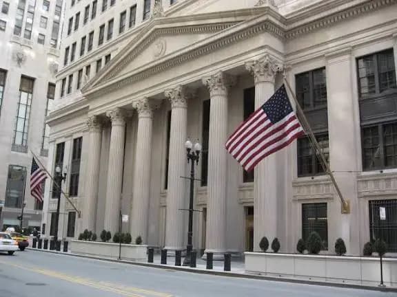 الفيدرالي يخفّض سعر الفائدة