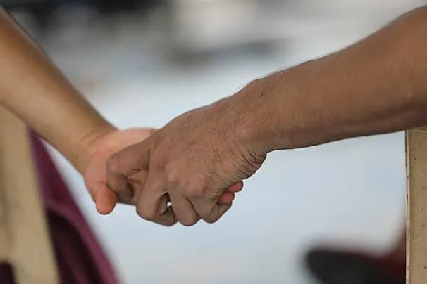 "لحظات مرعبة".. امرأة تهرب من زوجة عشيقها بطريقة خطيرة!
