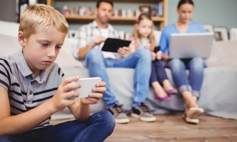 كيف أثّرت وسائل التواصل الاجتماعي في طبيعة العلاقات الأسرية والانتماء الاجتماعي؟