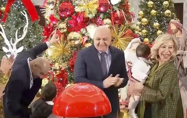 ميلاد بعبدا يلمع.. عون يضيء شجرة القصر بحضور العائلة