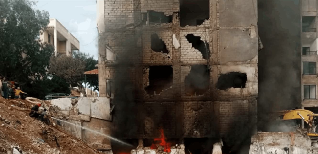 الدفاع المدني يواصل إخماد حريق حارة حريك