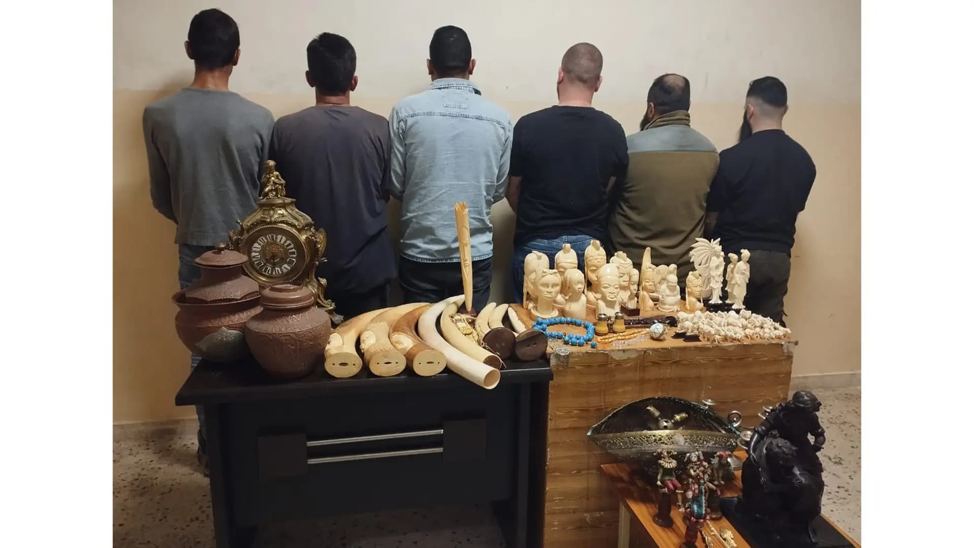 دخلوا منزلًا وسرقوا تحفًا ومقتنيات أثريّة.. وقوى الأمن تتحرك
