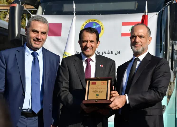 بالصور.. لبنان يتسلم هبة باصات قطرية