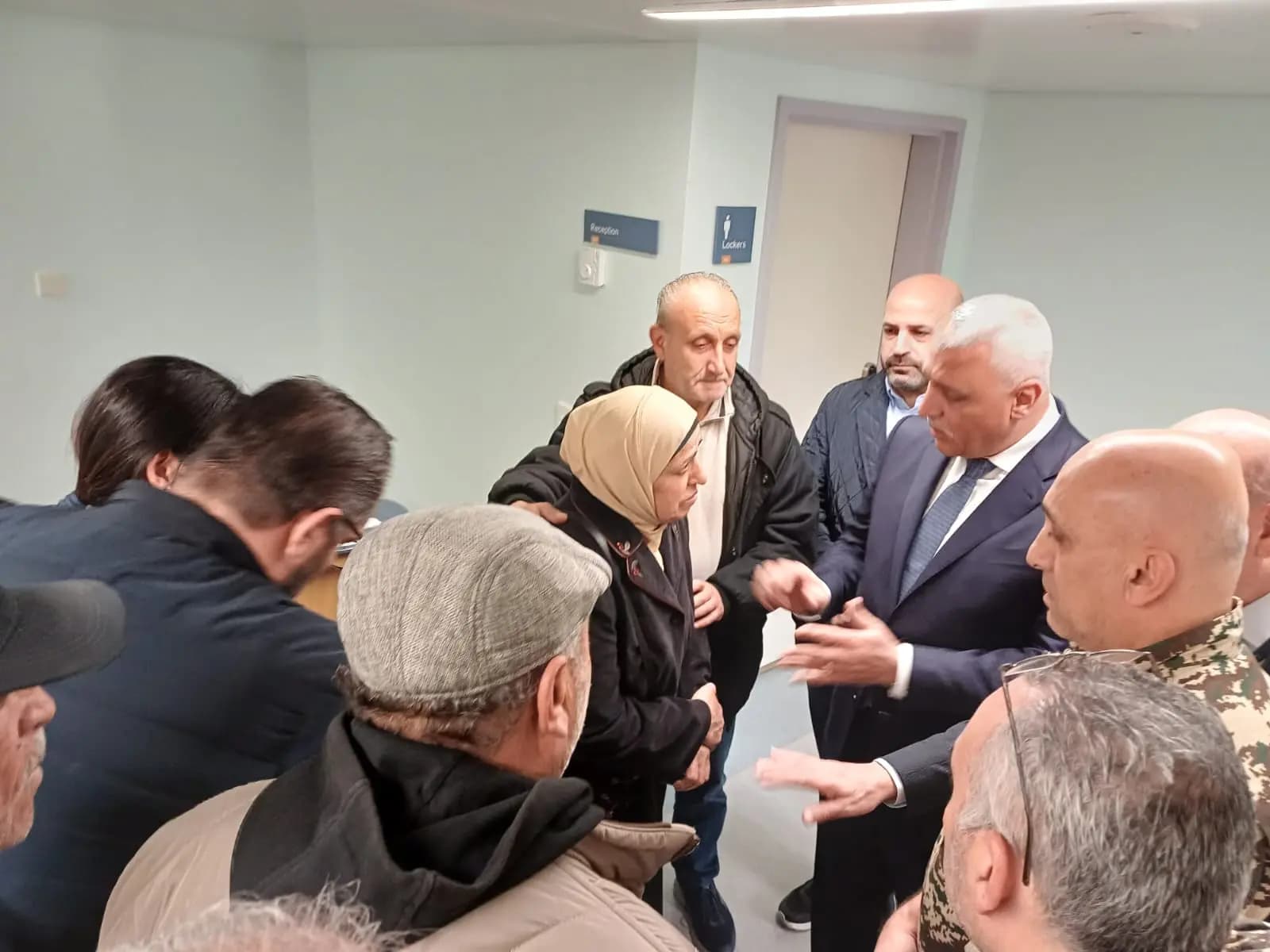 بعد إصابته جراء غارة إسرائيلية.. شقير يتفقد المؤهل شحادة