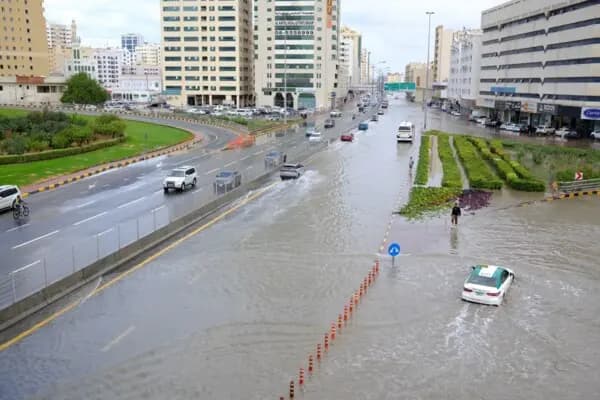 فيضانات الإمارات.. الشوارع تغرق والمطارات تتأثر