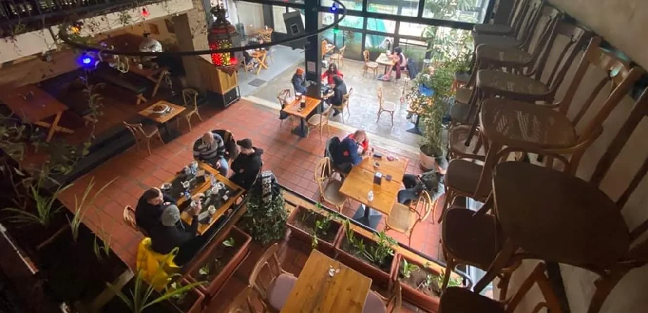 بغياب الكهرباء.. مقاهي بيروت تتحول ل"مكاتب ومكتبات"