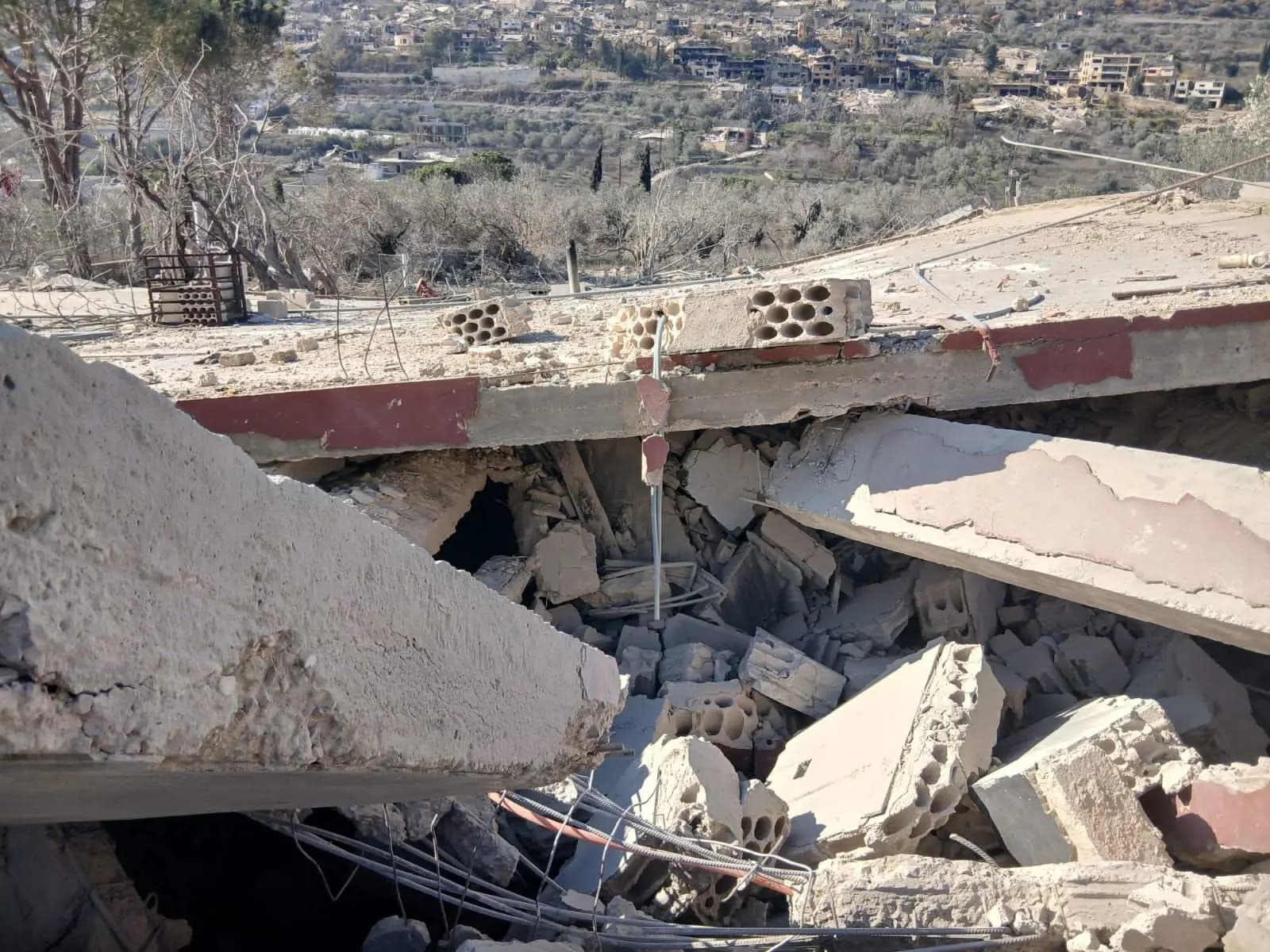 نسف منازل وإلقاء قنابل جنوبًا