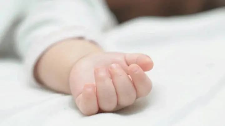 أم تـ.ـرمي رضيعتها من الطابق الرابع!