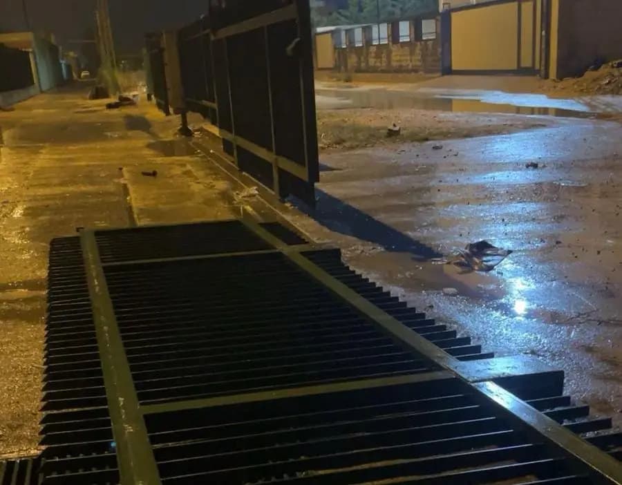 سقوط بوابة حديدية… وإصابة في كَسْكَادا مول