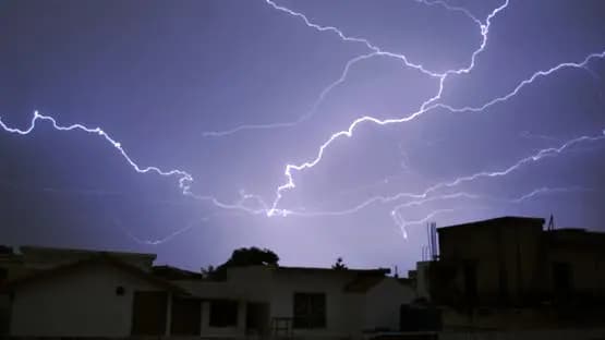الصواعق الرعدية تقطع الإنترنت عن هذه المناطق