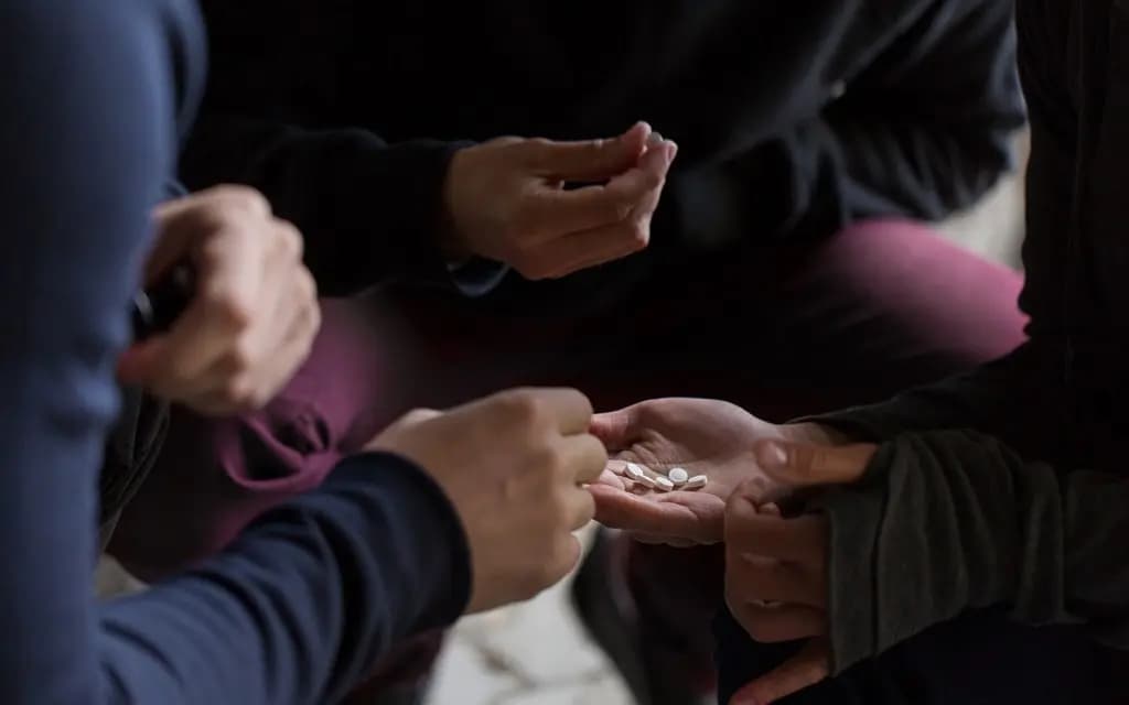 الأمن يداهم مستودع مخدرات ويضبط أسلحة!
