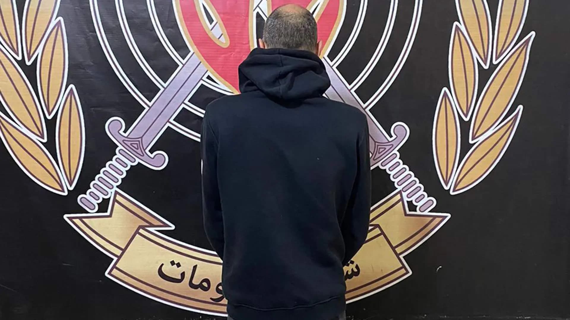 كان سائقه.. ثم أصبح سارقه!