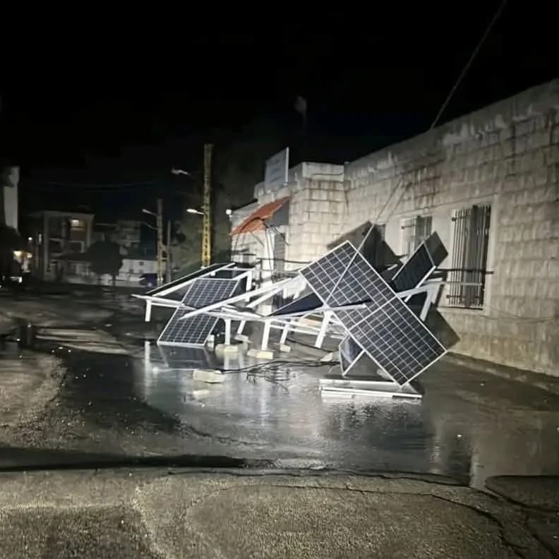 رياح عاتية تُطيّر ألواح طاقة في جب جنين.. وتحذير من الـ yasa
